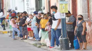 En los paraderos se observa que los usuarios que hacen fila no guardan la sana distancia. Foto: Martín Zetina.