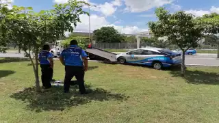 Taxista se sube al camellón para evitar choque en Mérida