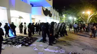 Policías intentaron frenar a los protestantes y ante el avance de estos, sacaron macanas para golpearlos y también hicieron disparos. Foto: Mario Hernández.