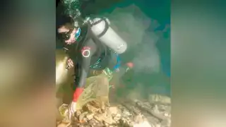 Buzos logran sacar 100 kilos de basura en un cenote de Chemax