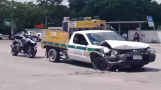 Camioneta que transportaba gas choca contra un tractocamión en Mérida