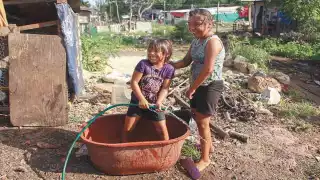 Ante la falta de agua potable, algunos se ven en la necesidad de bañarse a la intemperie. Fotos: Luis Payán.