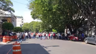 Jubilados del IMSS mantienen bloqueo en la Glorieta de Insurgentes