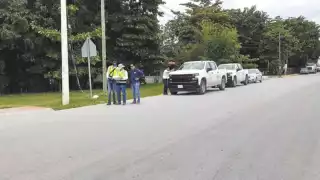 Personal realiza trabajos en los cruces vehiculares que contempla el Tren Maya. Foto: Emmanuel Pérez.