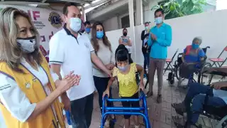 Se entregaron sillas de ruedas, andaderas, pupitres y material de apoyo para lectura.