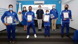 El gobernador y el presidente de la Comisión para la Juventud y el Deporte hicieron la entrega de los premios.