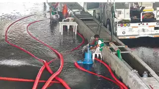 El líquido actualmente alcanza cerca de 30 centímetros, pero
todavía se registra un brote incesante. Fotos: Edwin Aguilar.