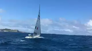 El velerista mexicano Juan Pérez continúa en la contienda en los Juegos Olímpicos 2020 y buscará clasificar por una de las medallas.