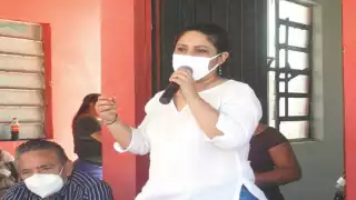 En la reunión estuvieron presentes la delegada federal Katia Meave y el superintendente de CFE, Gonzalo Jesús. Foto: Erasmo Cruz.