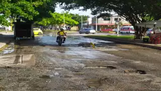 Los baches miden aproximadamente un metro de diámetro. Foto: Juan García.