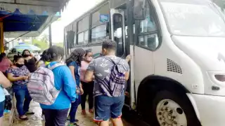 Señalan que los pasajeros omiten las disposiciones sanitarias. Foto: Alan Gómez.