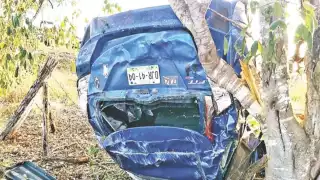 El vehículo se salió de la carretera y terminó con las cuatro llantas expuestas.