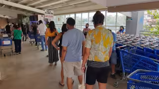 Algunos playenses y turistas están en desacuerdo de
que no los dejen entrar en familia. Foto: Sandy Márquez.