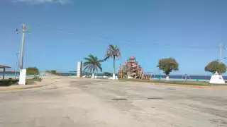 Ciudadanos piden a las autoridades municipales establecer vigilancia en la vía.