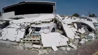 Los vehículos fueron colocados frente a un muro perimetral con la intención de protegerlos del Huracán Delta. Foto: Por Esto!