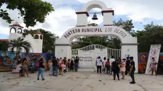 Una familia pidió consideración para poder ingresar todos sus integrantes y despedir a su difunto. Foto: Por Esto!