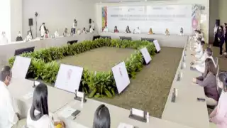 Fabiola Alanís entregó al Gobierno del Estado el Informe
de Cumplimiento de la Declaratoria de Alerta de Violencia de Género. Foto: Lucio Blanco.