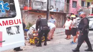 Luego de la descarga, el hombre cayó de una altura de dos metros y quedó tendido en el pavimento. Foto: José Salazar.