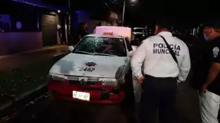 El conductor del taxi intentó escapar pero los elementos policíacos lo evitaron. Fotos: Ricardo Jiménez.