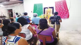 Las familias acostumbran llevar a cabo los novenarios a la Virgen de Guadalupe.