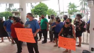 Los extrabajadores amenazan con levantar el plantón hasta que les sea cubierto el pago de la deuda en su totalidad. Foto: Justino Xiu Chan.