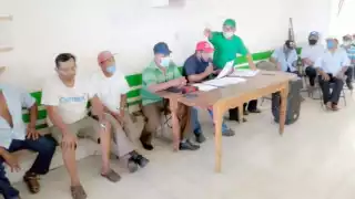 Los ejidatarios expresaron que no habrá acuerdo si la constructora no sube el precio del material. Foto: José Euán.