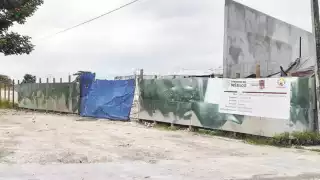 El terreno húmedo ha imposibilitado la entrada de maquinaria pesada.