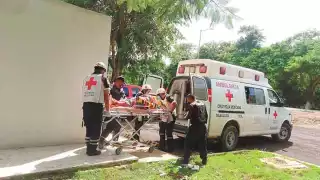 Sus compañeros de trabajo no saben cómo el hombre se cayó del techo. Foto: Jaime Tun.