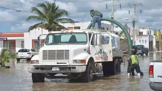 Con pipas, siguieron drenando el agua acumulada en las calles. Foto: Óscar Suaste.