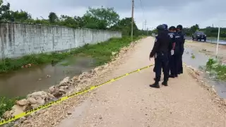 El cuerpo del hombre se encontraba en un charco, al sitio acudió la Policía Municipal. Foto: Ramón Reyna Fernández.