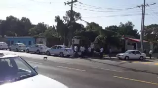 Taxistas de Lázaro Cárdenas aseguran que levantarán el retén una vez que los de Tulum y Valladolid lleguen a un acuerdo. Foto: Luis Enrique Cauich