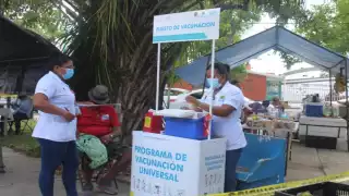 La vacunación se aplica en 184 puestos fijos y semifijos, además de los 176 centros de salud y 10 hospitales de la entidad. Foto: Manuel Collí.