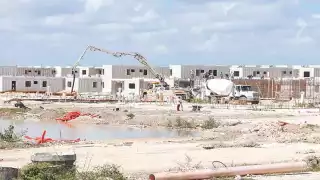Las obras en la sexta etapa del fraccionamiento se mantienen
imparables, pese a la saturación de agua. Fotos: Martín Zetina.