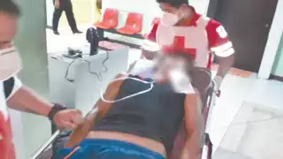 Paramédicos de la Cruz Roja atendieron al hombre.