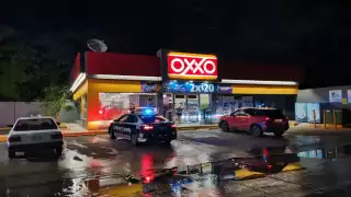 Los agentes policíacos no lograron detener al asaltante. Foto: Ricardo Jiménez.