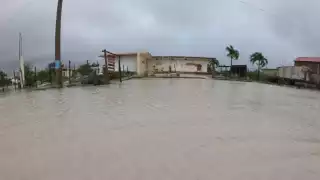 El Centro Comunitario quedó rodeado de agua luego de un día de precipitaciones contantes sobre la Costa Maya.