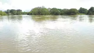 Autoridades realizan labores para evitar que ocurra un desborde.