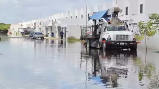 Pipas continúan con en el desagüe de la zona. Foto: Óscar Suaste.