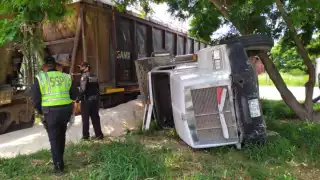 Camión evade el alto e impacta contra un tren en el Periférico de Mérida
