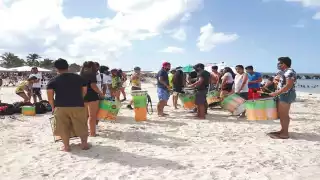 Un grupo de jóvenes animó a los turistas, al ritmo de su batucada.