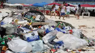 Los desechos acumulados permanecen sobre los arenales. Foto: Jorge Delgado.