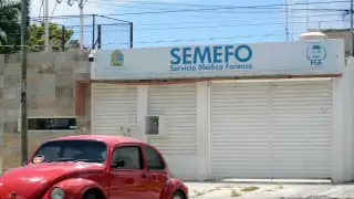 Al albergar restos óseos y en algunos casos torso sin extremidades, especialistas tienen dificultades para lograr conocer la identidad del fallecido. Foto: Mario Hernández.