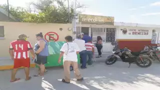 El anuncio generó protestas entre los sindicalizados, quienes se arremolinaron en la oficina gubernamental.