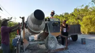 Empresarios y habitantes realizan bacheo en la carretera Cafetal-Mahahual