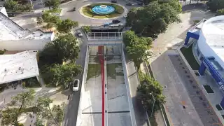 Aunque se encuentra casi seco, el brote de agua del subsuelo no
cede en el desnivel, lo que dificulta los trabajos. Foto: Luis Pérez.