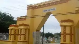 Previo al Día de Muertos, llegan por la mañana poco más de 600 personas al Panteón General