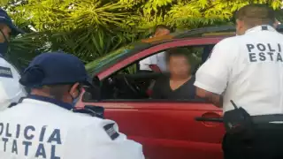 El aparente hijo del diputado amenazó a los elementos policiales.