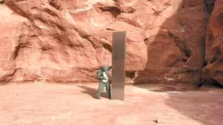 Obelisco aparece en el desierto