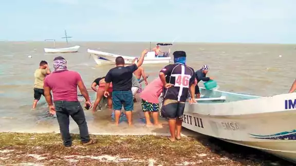 Omauri Campos detalló que la embarcación no fue volcada por los fuertes vientos. Foto: Pastor Palma.