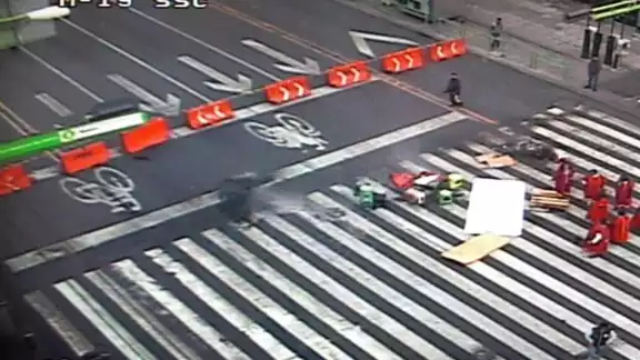 La SSC implementó un operativo para llamar a realizar cortes a la circulación desde la calle de República de Uruguay y Venustiano Carranza La SSC implementó un operativo para llamar a realizar cortes a la circulación desde la calle de República de Uruguay y Venustiano Carranza